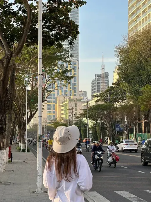 Kate in a hat on a city street